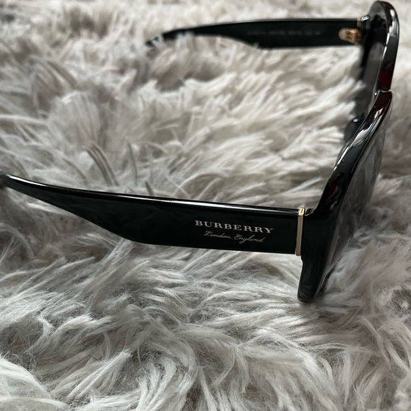 Authentic Burberry sunglasses with case and box - Picture 6 of 8